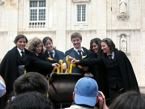 Nghi thức đốt ruy-băng sau tốt nghiệp Nghi thức đốt ruy-băng sau tốt nghiệp