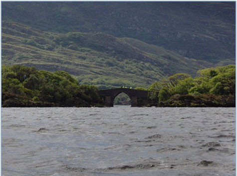 Hồ Lough Leane và hồ Muckross giao nhau tại một chiếc cầu Hồ Lough Leane và hồ Muckross giao nhau tại một chiếc cầu