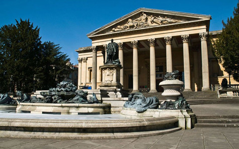 3. Trường ĐH Bristol Không phải tất cả các tòa nhà của trường ĐH Bristol mang phong cách cổ kính và kiến trúc xưa kia. Tuy nhiên, Khoa Y của trường xứng đáng được đưa vào danh sách này. Charles Dickens đã từng thực hiện bài phát biểu bầu cử tại tòa nhà cổ điển từ thời Victoria này. 3. Trường ĐH Bristol Không phải tất cả các tòa nhà của trường ĐH Bristol mang phong cách cổ kính và kiến trúc xưa kia. Tuy nhiên, Khoa Y của trường xứng đáng được đưa vào danh sách này. Charles Dickens đã từng thực hiện bài phát biểu bầu cử tại tòa nhà cổ điển từ thời Victoria này.