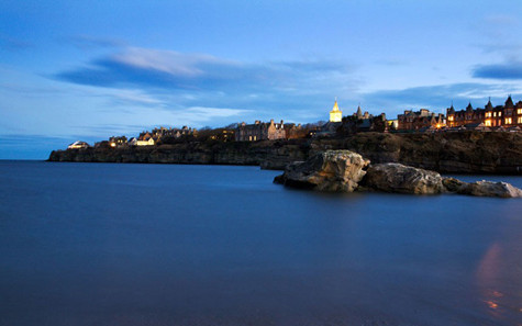 11. Trường ĐH St Andrwes Với những tòa nhà cổ kính dọc đường bờ biển mộng mơ, ngôi trường là địa điểm lý tưởng cho những ai yêu vẻ lãng mạn, cổ điển của hoàng tộc. 11. Trường ĐH St Andrwes Với những tòa nhà cổ kính dọc đường bờ biển mộng mơ, ngôi trường là địa điểm lý tưởng cho những ai yêu vẻ lãng mạn, cổ điển của hoàng tộc.