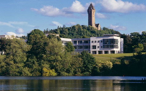 4. Trường ĐH Stirling Tòa nhà Cotrell và tượng đài Wallace là 2 biểu tượng đặc trưng cho ngôi trường. Người dân nơi đây tự hào rằng ngôi trường như 1 tòa lâu đài cổ kính với sân golf 9 lỗ hiện đại. 4. Trường ĐH Stirling Tòa nhà Cotrell và tượng đài Wallace là 2 biểu tượng đặc trưng cho ngôi trường. Người dân nơi đây tự hào rằng ngôi trường như 1 tòa lâu đài cổ kính với sân golf 9 lỗ hiện đại.