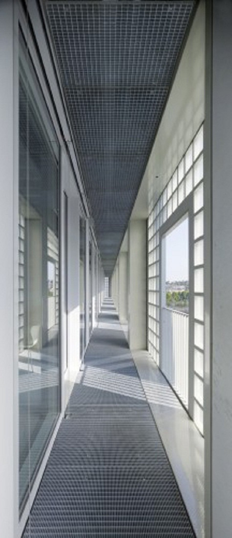 Hành lang thu ánh sáng nhờ các tấm kính trong suốt.