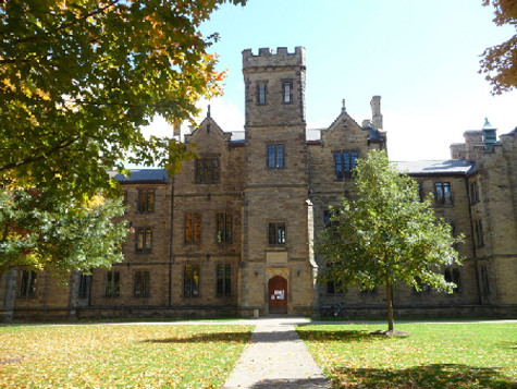 3. Kenyon College (Ohio, Mỹ) Nếu chỉ tính riêng tiền học phí, trường Kenyon College sẽ đứng “đầu bảng” với 46.830 USD/năm. Tuy nhiên, khoảng 70% sinh viên trường này sẽ nhận được hỗ trợ từ phía nhà trường và khoảng 24 % sinh viên sẽ được nhận học bổng nên Kenyon College đứng thứ 3 trong danh sách này. 3. Kenyon College (Ohio, Mỹ) Nếu chỉ tính riêng tiền học phí, trường Kenyon College sẽ đứng “đầu bảng” với 46.830 USD/năm. Tuy nhiên, khoảng 70% sinh viên trường này sẽ nhận được hỗ trợ từ phía nhà trường và khoảng 24 % sinh viên sẽ được nhận học bổng nên Kenyon College đứng thứ 3 trong danh sách này.