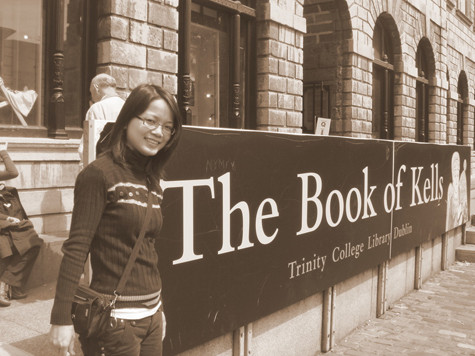Trước cổng của thư viện trường Trinity College, nơi trưng bày một trong những cuốn sách lâu đời nhất thế giới – The Book of Kells Trước cổng của thư viện trường Trinity College, nơi trưng bày một trong những cuốn sách lâu đời nhất thế giới – The Book of Kells