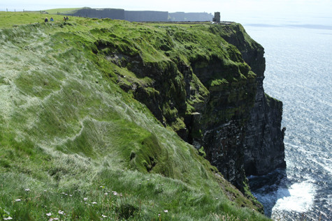 Lối đi mạo hiểm trên vách đá cao hơn 200m và tốc độ gió có lúc lên tới 140 km/h