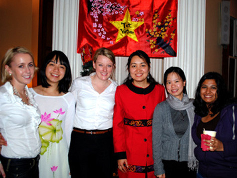 Các sinh viên người Việt và Ireland sống vui vẻ, chan hòa cùng nhau