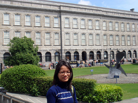 Trước tòa nhà của thư viện trường Trinity College Trước tòa nhà của thư viện trường Trinity College