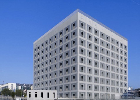 Từ phía ngoài nhìn vào thư viện như một khối Rubik.