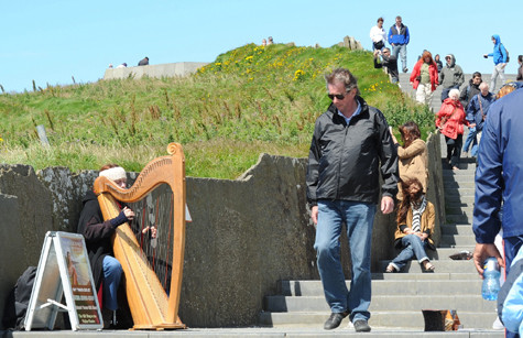 Nữ nghệ sĩ và cây đàn harp