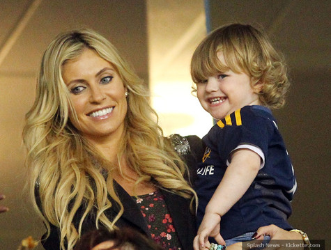 Vợ và con của Robbie Keane luôn sát cánh bên cạnh anh