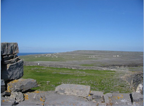 Quang cảnh karst trên đảo Inishmore, nhìn từ pháo đài đá cổ Dún Aegnus