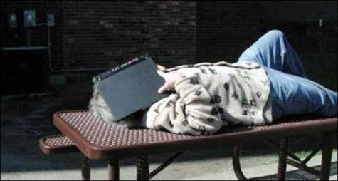 Kể cả ngủ cũng phải có máy tính che mặt