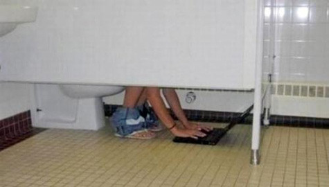 Đi vệ sinh cũng phải máy tính