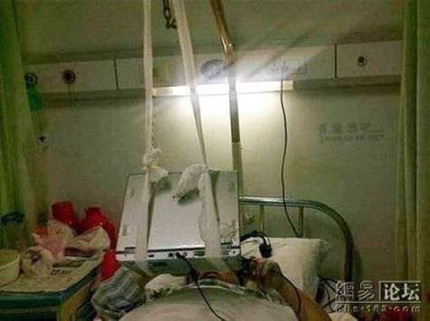 "Nằm viện buồn lắm, phải có máy tính chơi cơ."