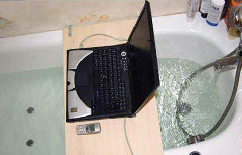 Vừa tắm, vừa lướt facebook