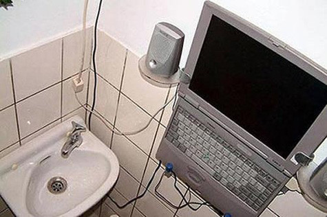 Thiết kế riêng một máy tính trong nhà vệ sinh.