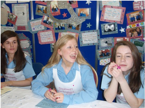 Nhóm bạn trẻ với dự án giúp đỡ người khuyết tật