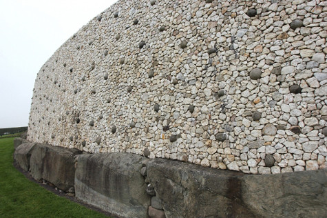 Những ngôi mộ làm bằng đá…