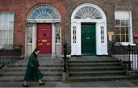 Dạo trên đường phố, bạn có thể bắt gặp các ngôi nhà với kiến trúc phong cách Georgia đặc trưng của những năm thế kỷ 18. Dạo trên đường phố, bạn có thể bắt gặp các ngôi nhà với kiến trúc phong cách Georgia đặc trưng của những năm thế kỷ 18.