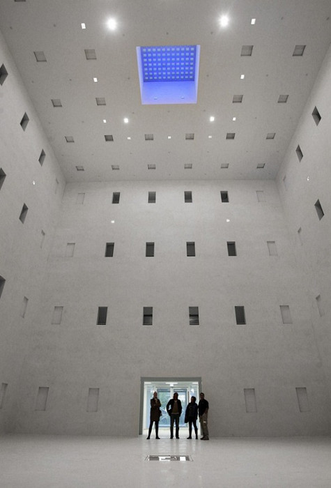 Đèn tiết kiệm điện được bố trí không nhiều nhưng lại hiệu quả.