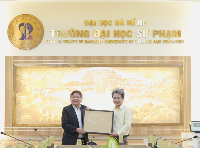 Phó Giáo sư, Tiến sĩ Trần Xuân Nhĩ - Hiệu trưởng đầu tiên chụp ảnh cùng Phó Giáo sư, Tiến sĩ Võ Văn Minh - Hiệu trưởng hiện nay của Trường Đại học Sư phạm – Đại học Đà Nẵng (Ảnh: NVCC). Ảnh 5.png