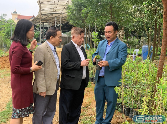 Phó Giáo sư, Tiến sĩ Trần Xuân Nhĩ trong chuyến đi tới vườn ươm của Viện nghiên cứu đàn hương và thực vật quý hiếm năm 2021. (Ảnh: Thùy Linh). Ảnh 4.png