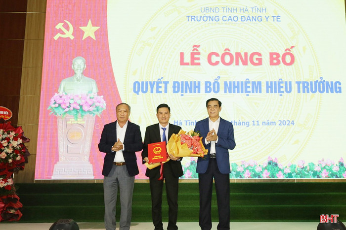Chủ tịch Ủy ban nhân dân tỉnh Hà Tĩnh Võ Trọng Hải và Trưởng ban Tổ chức Tỉnh ủy Võ Hồng Hải trao quyết định, tặng hoa chúc mừng tân Hiệu trưởng Trường Cao đẳng Y tế Hà Tĩnh. (Ảnh: Báo Hà Tĩnh) Chủ tịch Ủy ban nhân dân tỉnh Hà Tĩnh Võ Trọng Hải và Trưởng ban Tổ chức Tỉnh ủy Võ Hồng Hải trao quyết định, tặng hoa chúc mừng tân Hiệu trưởng Trường Cao đẳng Y tế Hà Tĩnh. (Ảnh: Báo Hà Tĩnh)