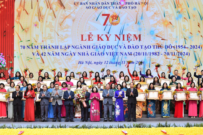 Các thầy, cô giáo được trao tặng danh hiệu nhà giáo ưu tú. (Ảnh: Trần Hiệp) Các thầy, cô giáo được trao tặng danh hiệu nhà giáo ưu tú. (Ảnh: Trần Hiệp)