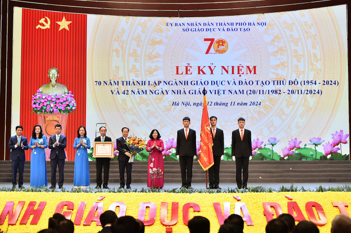 Sở Giáo dục và Đào tạo Hà Nội đón nhận Huân chương Lao động hạng Nhất. (Ảnh: Trần Hiệp) Sở Giáo dục và Đào tạo Hà Nội đón nhận Huân chương Lao động hạng Nhất. (Ảnh: Trần Hiệp)