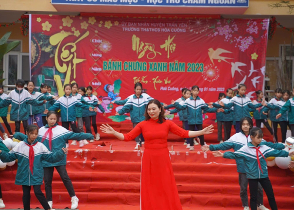 Cô Vân cùng các em học sinh Trường Tiểu học và Trung học cơ sở Hòa Cuông. (Ảnh: NVCC) Cô Vân.png