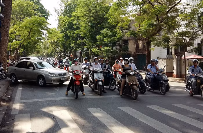 Trên phố Lý Thường Kiệt và Trần Hưng Đạo, xe ô tô được xếp chéo lấn hết lòng đường, gây bức xúc cho người tham gia giao thông. Thậm chí, Sở Giao thông Vận tải Hà Nội đã để cho đơn vị khai thác kẻ vạch coi xe tới tận đèn đỏ, gây cản trở giao thông. ảnh: Diệu Linh