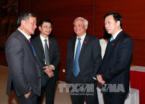 Đại biểu dự Đại hội Đảng 12 trao đổi trong giờ giải lao. ảnh: TTXVN. Đại biểu dự Đại hội Đảng 12 trao đổi trong giờ giải lao. ảnh: TTXVN.