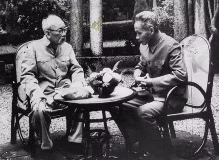 Chủ tịch Hồ Chí Minh trao đổi công việc với Thủ tướng Phạm Văn Đồng. ảnh tư liệu.