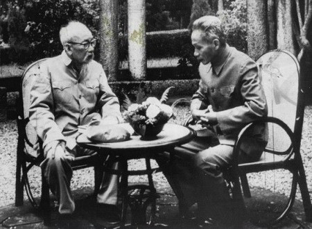 Chủ tịch Hồ Chí Minh trao đổi công việc với Thủ tướng Phạm Văn Đồng. ảnh tư liệu. Chủ tịch Hồ Chí Minh trao đổi công việc với Thủ tướng Phạm Văn Đồng. ảnh tư liệu.