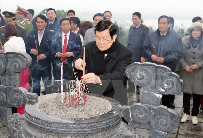 Chủ tịch nước Trương Tấn Sang thắp hương tưởng niệm tại khu mộ cố Tổng Bí thư Trần Phú ở huyện Đức Thọ. (Ảnh: Nguyễn Khang/TTXVN). Chủ tịch nước Trương Tấn Sang thắp hương tưởng niệm tại khu mộ cố Tổng Bí thư Trần Phú ở huyện Đức Thọ. (Ảnh: Nguyễn Khang/TTXVN).