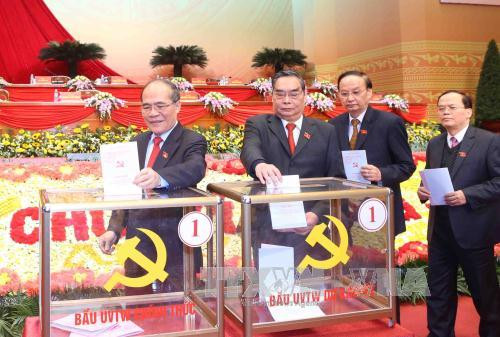 Trí tuệ và bản lĩnh mới thấu được khẩu hiệu treo ở hội trường Đại hội Đảng ảnh 1 Trí tuệ và bản lĩnh mới thấu được khẩu hiệu treo ở hội trường Đại hội Đảng ảnh 1