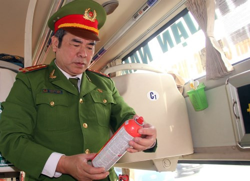 Kiểm tra bình chữa cháy trên ô tô. ảnh: vnexpress