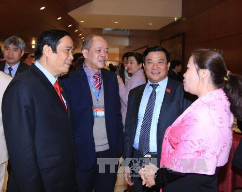 Đại biểu trao đổi trong giờ giải lao tại Đại hội Đảng XII. ảnh: TTXVN.