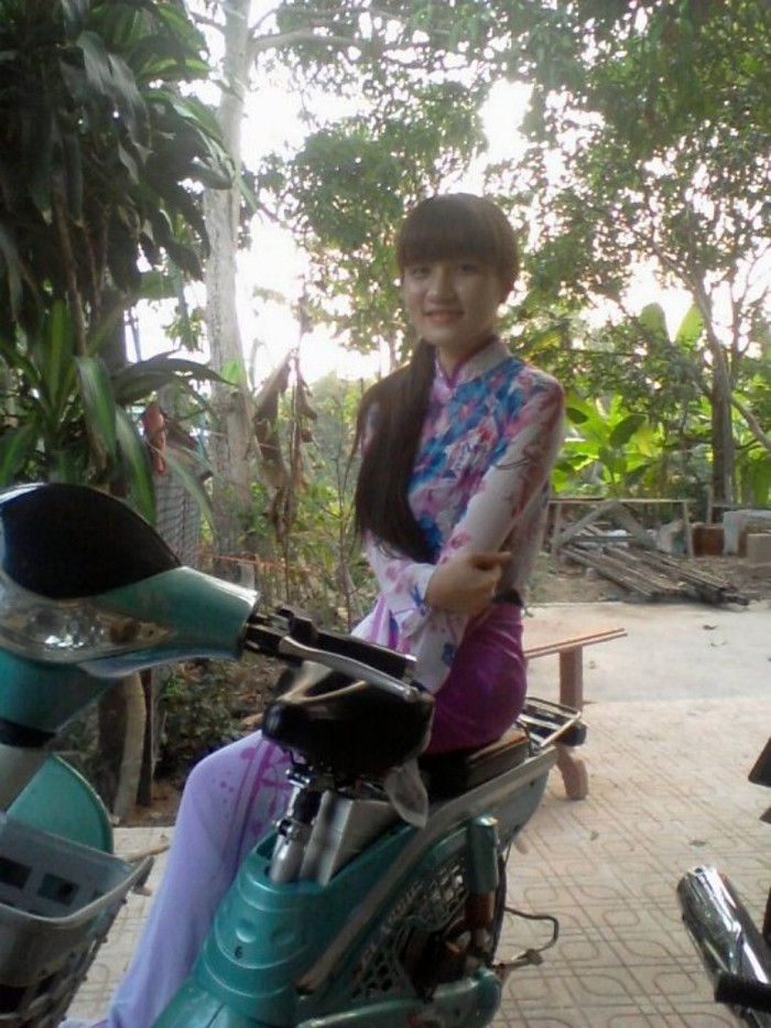 Nguyễn Thị Hồng Ngọc sinh ra và lớn lên ở quê hương Đồng Tháp, vùng đất mà ai một lần đặt chân đến cũng nhớ hoài mùi thơm của hoa sen và cả tình người ấm áp