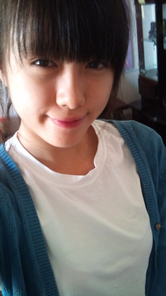 Khánh Linh thích nghe nhạc và đi du lịch.