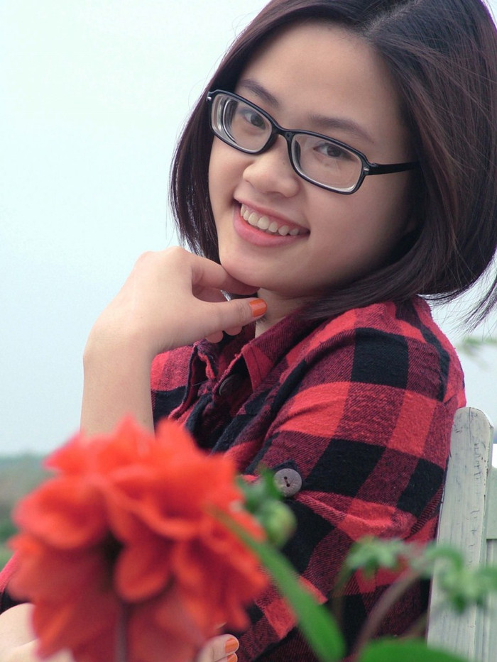 Kim Ngân là người vui vẻ, hòa đồng, thích ca hát, du lịch, chụp ảnh, sơn móng tay, ăn kem.