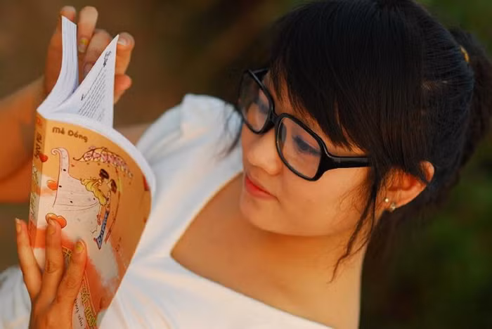 Luôn được coi là "những bông hoa của đá", học trường Xây Dựng, một ngôi trường ít con gái nhưng Phượng luôn tự tin với chính mình.