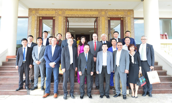 Bí thư Bùi Văn Tỉnh chào đón Thị trưởng Torsten Bonew cùng đoàn công tác thăm và làm việc tại tỉnh Hòa Bình. Bí thư Bùi Văn Tỉnh chào đón Thị trưởng Torsten Bonew cùng đoàn công tác thăm và làm việc tại tỉnh Hòa Bình.