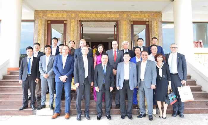 Bí thư Bùi Văn Tỉnh chào đón Thị trưởng Torsten Bonew cùng đoàn công tác thăm và làm việc tại tỉnh Hòa Bình.