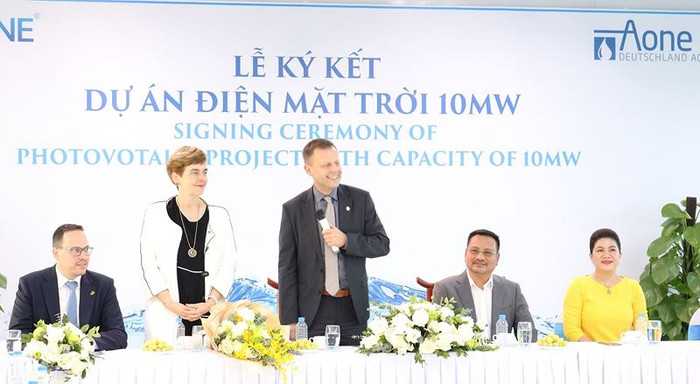 Thị trưởng Torsten Bonew (đứng giữa) đánh giá tốc độ thi công Nhà máy nước mặt Sông Đuống là phi thường. (Phía bên phải là ông Lê Toàn - Chủ tịch Aone Deutschland AG và bà Đỗ Thị Kim Liên - Chủ tịch Hội đồng Quản trị AquaOne). Thị trưởng Torsten Bonew (đứng giữa) đánh giá tốc độ thi công Nhà máy nước mặt Sông Đuống là phi thường. (Phía bên phải là ông Lê Toàn - Chủ tịch Aone Deutschland AG và bà Đỗ Thị Kim Liên - Chủ tịch Hội đồng Quản trị AquaOne).