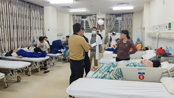 Nhiều người nhập viện cấp cứu sau khi ăn bánh mì ở vìa hè. Nhiều người nhập viện cấp cứu sau khi ăn bánh mì ở vìa hè.