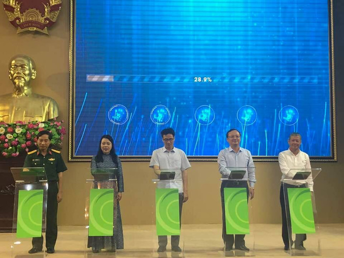 Phó Thủ tướng Vũ Đức Đam (giữa), Bộ trưởng Nguyễn Thị Kim Tiến cùng các đại biểu bấm nút kết nối các cơ sở cung ứng thuốc. Phó Thủ tướng Vũ Đức Đam (giữa), Bộ trưởng Nguyễn Thị Kim Tiến cùng các đại biểu bấm nút kết nối các cơ sở cung ứng thuốc.