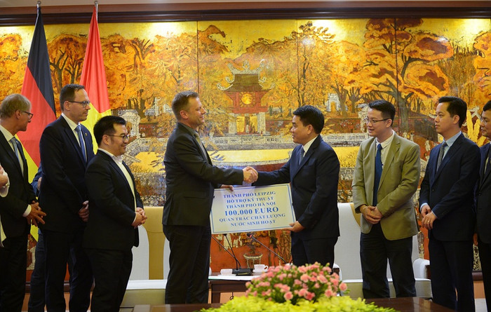 Thành phố Leipzig đã trao tặng thành phố Hà Nội 100.000 EURO nhằm hỗ trợ nâng cấp hệ thống quan trắc chất lượng nước sinh hoạt. Thành phố Leipzig đã trao tặng thành phố Hà Nội 100.000 EURO nhằm hỗ trợ nâng cấp hệ thống quan trắc chất lượng nước sinh hoạt.