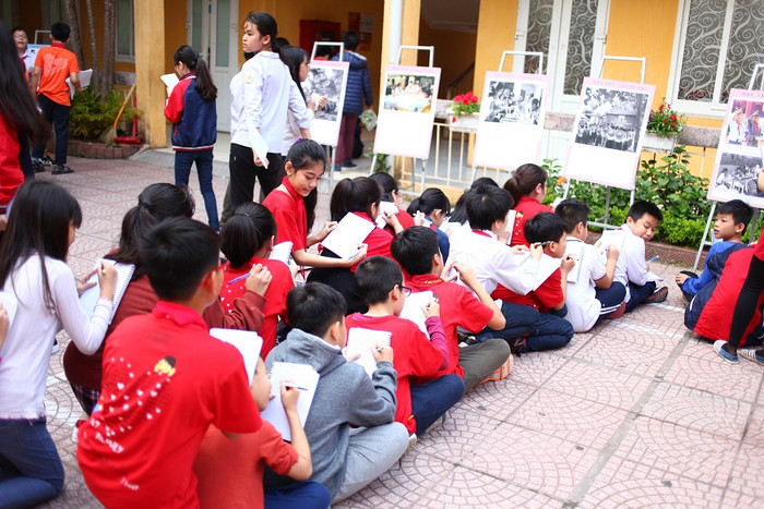 Bạn Tạ Phan Thảo Nguyên (Lớp 5A6) viết: “Em rất cảm phục các bạn nhỏ trong các bức ảnh triển lãm. Không gì có thể ngăn cản được tinh thần hiếu học của các bạn. Tinh thần học tập nỗ lực đó đã góp một phần nhỏ cho đất nước”.