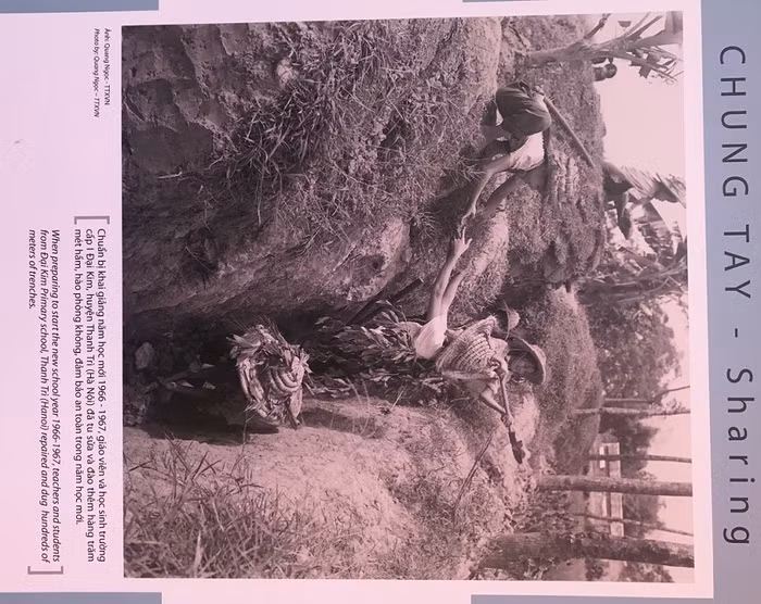 Các bức ảnh “Trẻ em thời chiến” chân thực, sinh động như những thước phim quay chậm, giúp các em hiểu hơn về cuộc sống khó khăn, vất vả, thiếu thốn; những khoảnh khắc đối mặt giữa sự sống và cái chết trong hoàn cảnh chiến tranh khắc nghiệt và cảm nhận được niềm vui từ những điều bé nhỏ, giản dị của tuổi học trò.